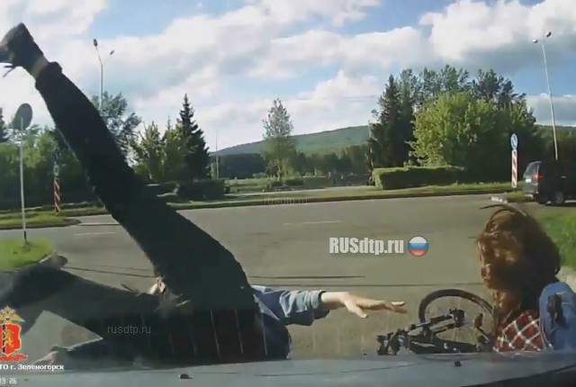 Две школьницы на велосипедах попали под колеса автомобиля в Зеленогорске