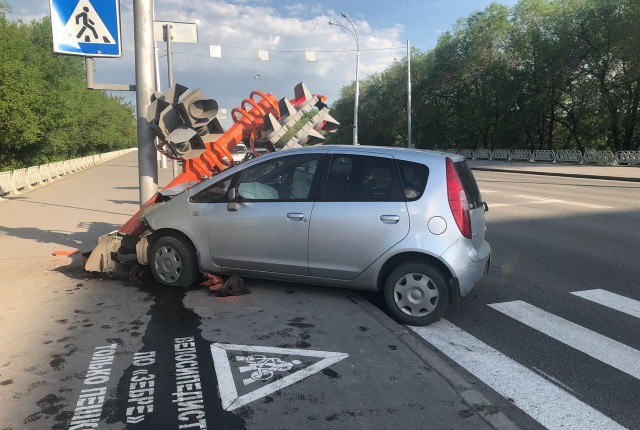 Автомобиль снёс светофор на Советском проспекте в Кемерове