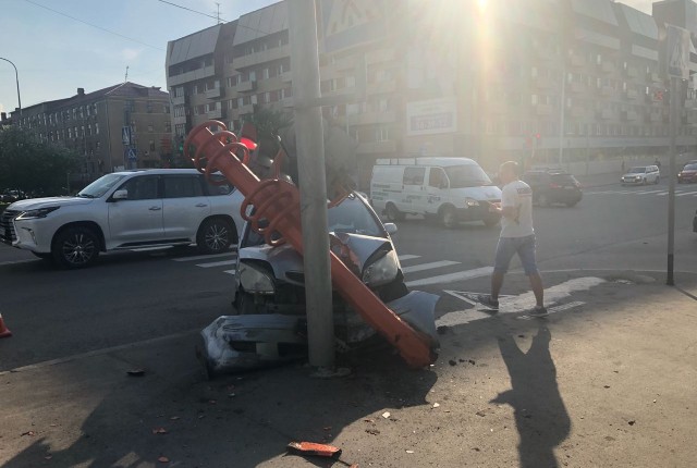 Автомобиль снёс светофор на Советском проспекте в Кемерове