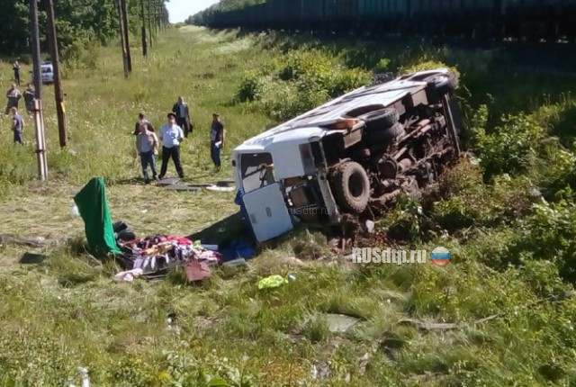 Автобус с артистами хора столкнулся с поездом в Орловской области. Четверо погибли