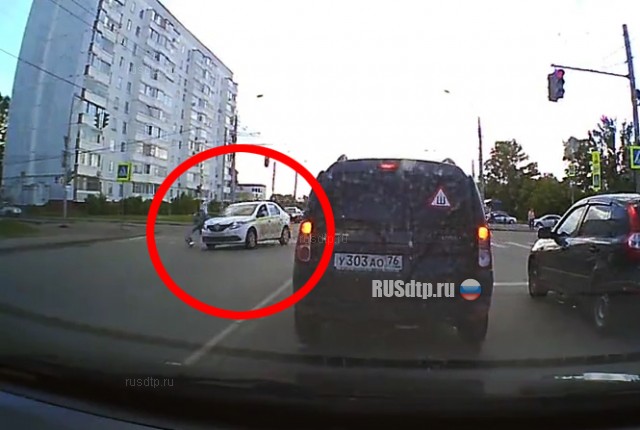 В Рыбинске таксист сбил пешехода. ВИДЕО