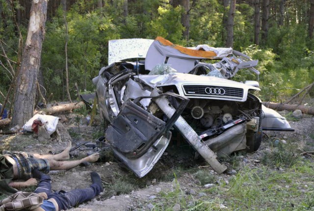 Под Минусинском двое погибли, врезавшись на автомобиле в дерево