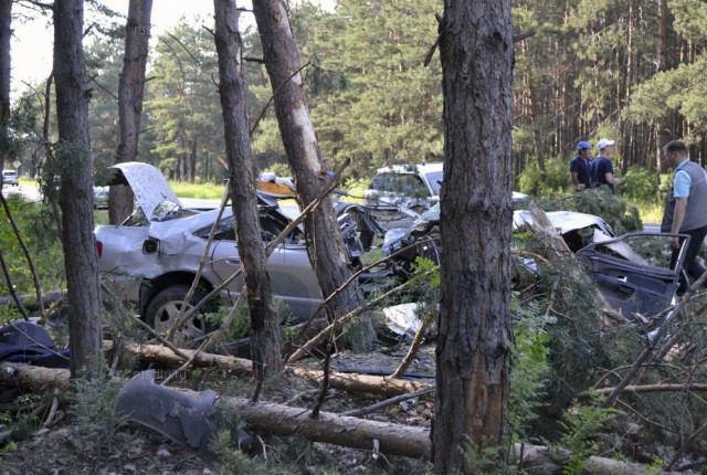 Под Минусинском двое погибли, врезавшись на автомобиле в дерево