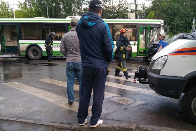 Видеорегистратор запечатлел момент ДТП с участием автобуса в Солнцево