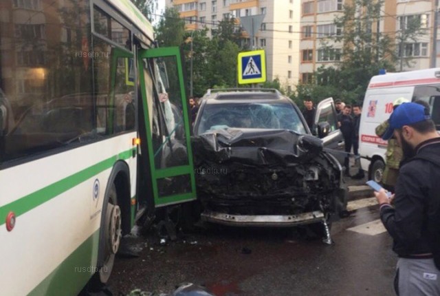 Семеро пострадали в ДТП с участием автобуса и внедорожника в Москве
