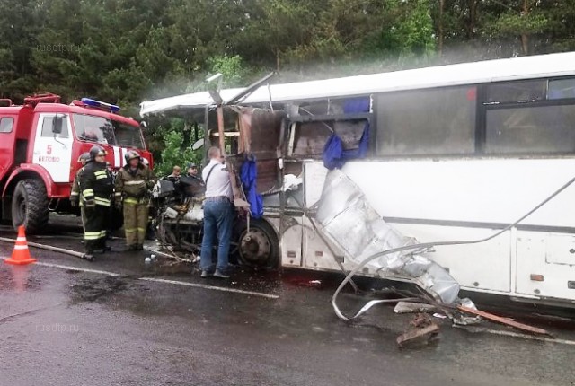 Три человека погибли в ДТП с участием автобуса и грузовика в Кузбассе