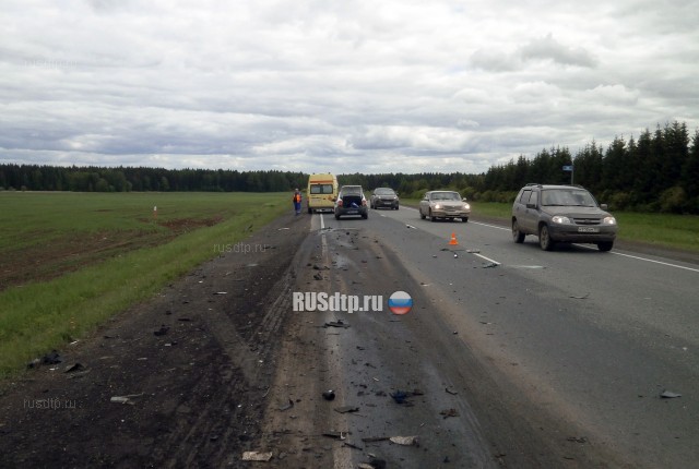 ВАЗ-2112 с людьми лоб в лоб столкнулся с фурой на трассе Пермь – Екатеринбург