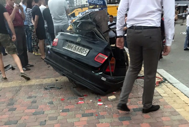 Под Киевом BMW разорвало на части от столкновения со столбом. ВИДЕО