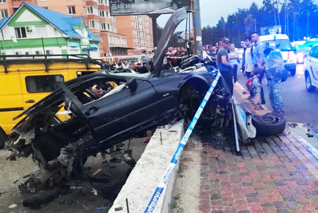 Под Киевом BMW разорвало на части от столкновения со столбом. ВИДЕО