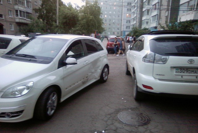 В Красноярске толпа устроила самосуд над пьяным водителем, разбившим более 10 машин во дворе