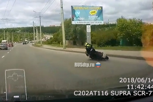 Мотоциклистка едва не погибла в результате ДТП в Чебоксарах. ВИДЕО