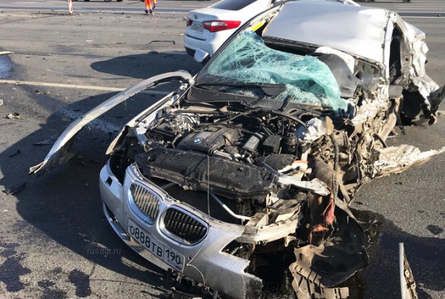 BMW разорвало на части в результате ДТП на Кутузовском проспекте