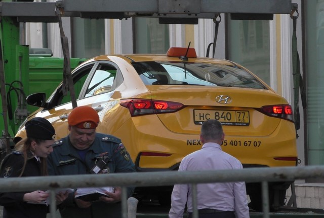 В Москве таксист сбил семерых футбольных болельщиков. ВИДЕО