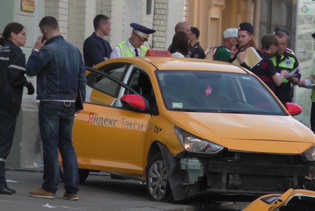 В Москве таксист сбил семерых футбольных болельщиков. ВИДЕО