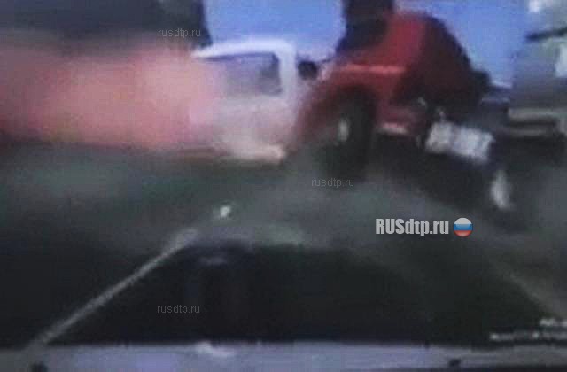 Столкновение автобуса и фуры в Динском районе запечатлел видеорегистратор