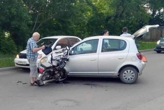 Toyota Vitz и мотоцикл столкнулись на перекрестке Матросова &#8212; Пугачева в Бийске