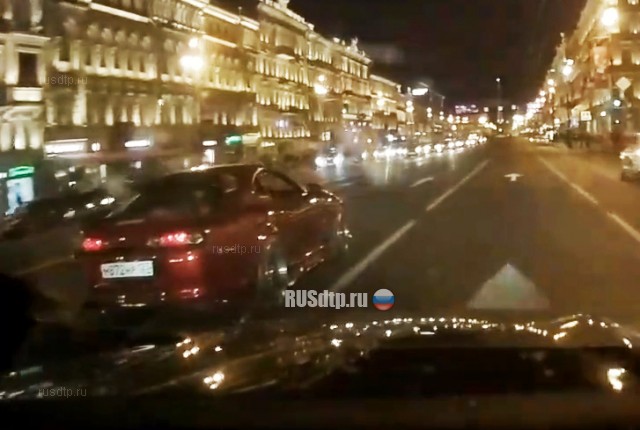 Стритрейсер насмерть сбил женщину на Невском проспекте в Петербурге. ВИДЕО
