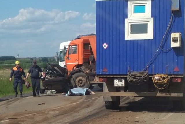 Мужчина и женщина погибли под встречным КАМАЗом в Удмуртии