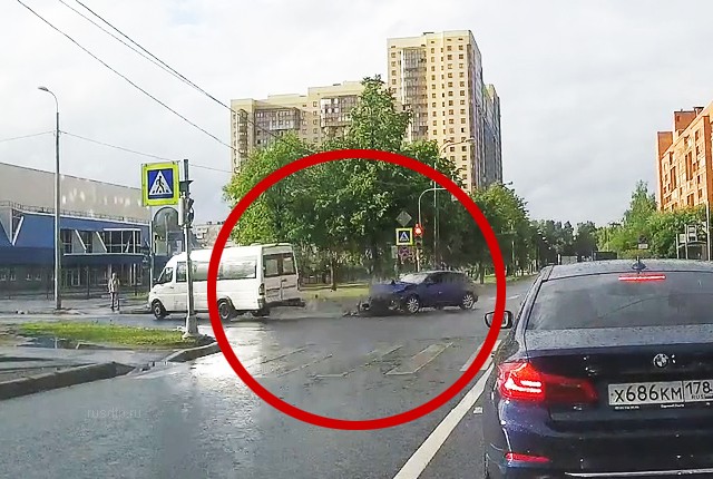 Столкновение маршрутки и автомобиля в Петербурге запечатлел видеорегистратор