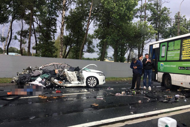 Три человека, в том числе двое детей, погибли в ДТП на Петергофском шоссе