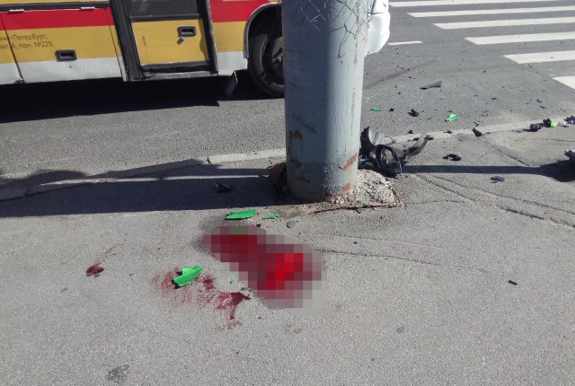 Момент гибели байкера на Маршала Казакова в Петербурге попал на видео