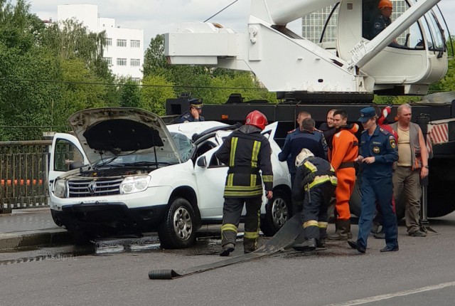 В Петербурге «Renault Duster» налетел на открытый люк и упал в реку