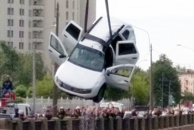 В Петербурге «Renault Duster» налетел на открытый люк и упал в реку