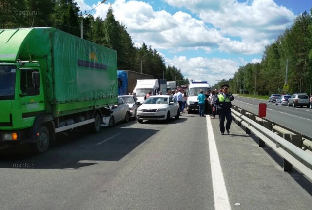 Водитель грузовика погиб в массовом ДТП в Ивановской области