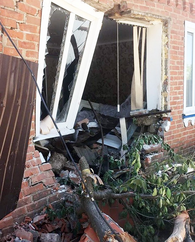 Житель Москвы на «Ягуаре» врезался в жилой дом на Кубани
