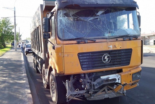 Пять легковых автомобилей, грузовик и автобус столкнулись на Октябрьском мосту в Липецке