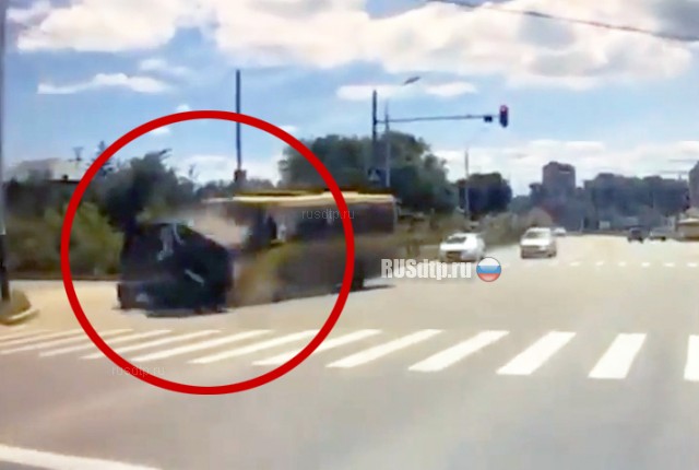 Видеорегистратор зафиксировал момент ДТП с участием автобуса в Хабаровске
