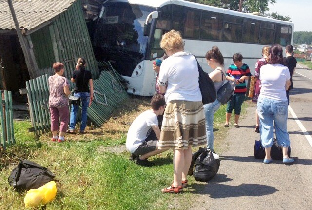 В Кемеровской области рейсовый автобус врезался в жилой дом