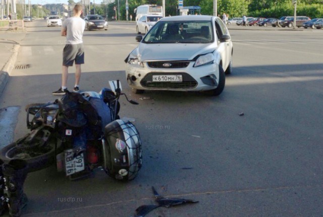 В Рыбинске «Ford Focus» столкнулся с мотоциклом. ВИДЕО