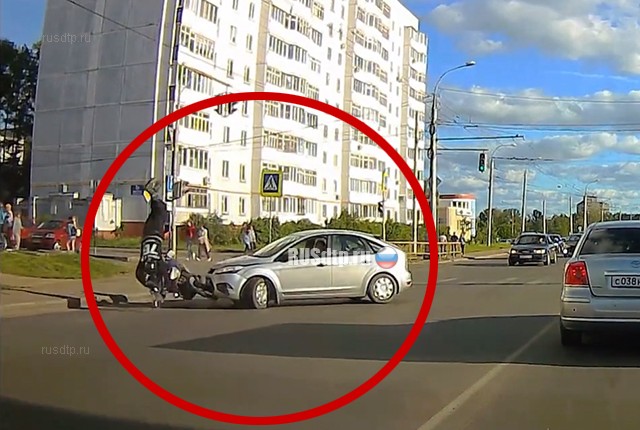 В Рыбинске «Ford Focus» столкнулся с мотоциклом. ВИДЕО