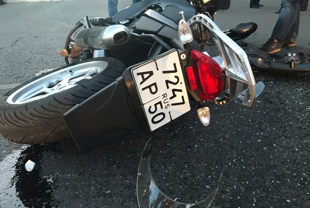 Мотоциклист пострадал в ДТП с участием автомобиля такси в Люблино. ВИДЕО