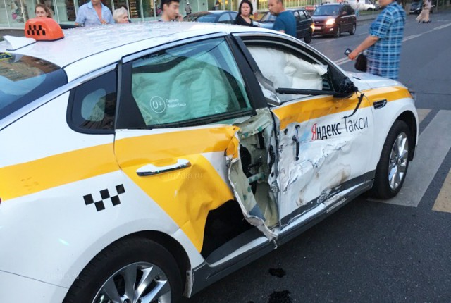 Мотоциклист пострадал в ДТП с участием автомобиля такси в Люблино. ВИДЕО