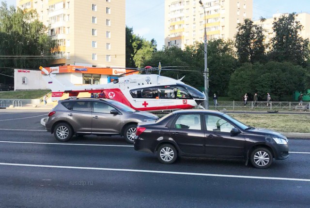 Легковой автомобиль столкнулся с грузовиком на Кантемировской в Москве