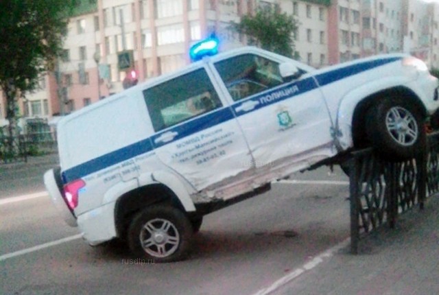 В Ханты-Мансийске патрульный УАЗ попал в ДТП, преследуя мотоцикл