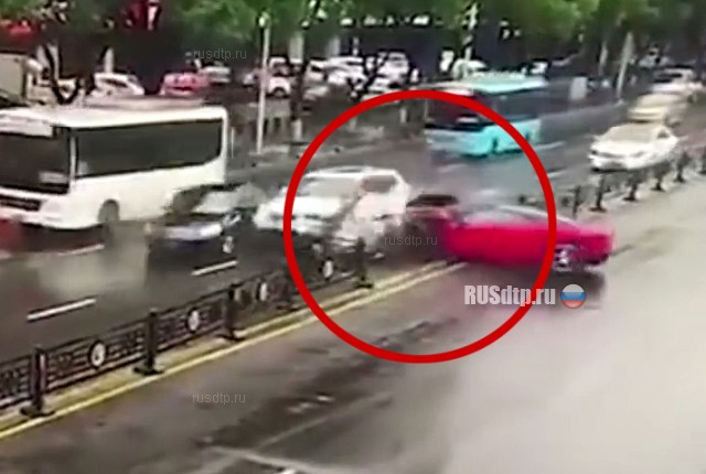 В Китае женщина разбила Ferrari стоимостью €500 тысяч после выезда из автосалона