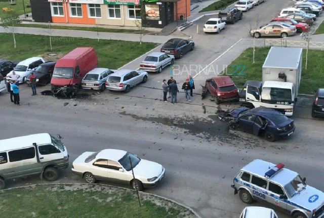 В Барнауле мужчина отмечал рождение сына и разбил шесть машин