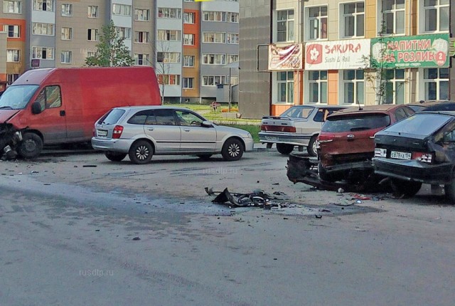 В Барнауле мужчина отмечал рождение сына и разбил шесть машин