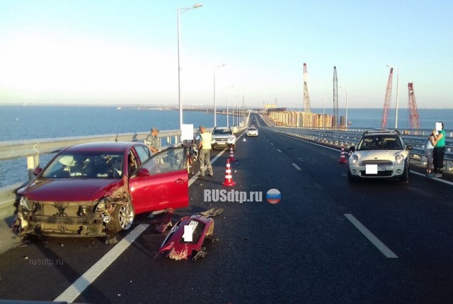 На Крымском мосту девушка попала в ДТП, делая селфи за рулем