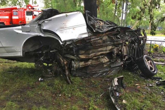 В ЕАО пьяный водитель врезался в дерево. Погибла пассажирка