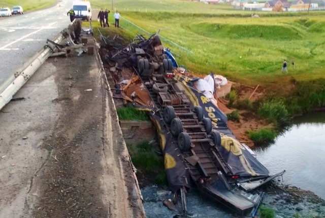 Дальнобойщик погиб при падении фуры с моста в Удмуртии