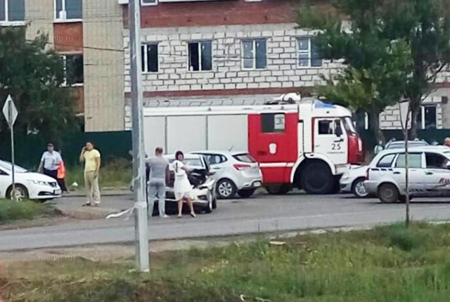 В Новомосковске грузовик смял 6 автомобилей на переезде. ВИДЕО