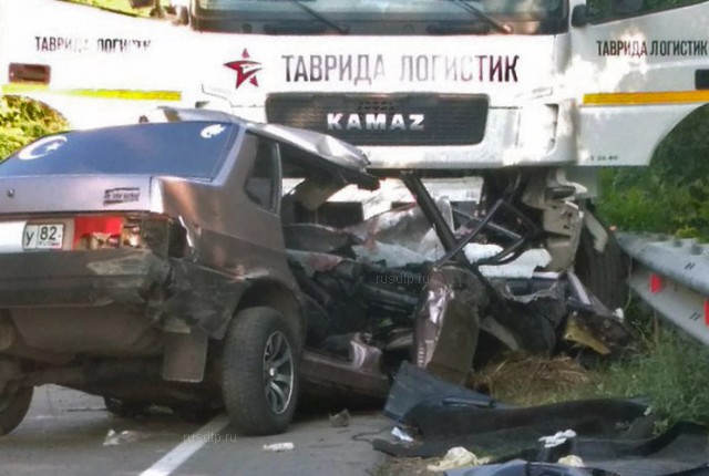 Автомобиль с подростками врезался в КАМАЗ под Симферополем. Трое погибли