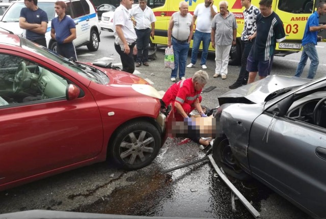В Сочи уснувший за рулем водитель сбил шестерых пешеходов. ВИДЕО