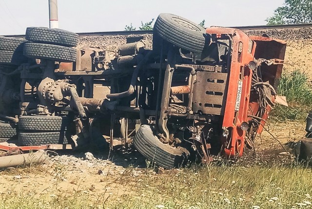 Двое погибли в ДТП с участием поезда и грузовика в Ростовской области