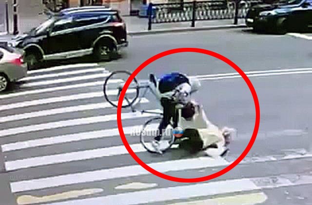 В Петербурге велосипедист сбил пенсионерку и скрылся с места ДТП
