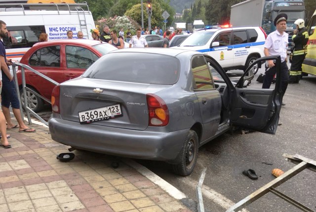 В Сочи уснувший за рулем водитель сбил шестерых пешеходов. ВИДЕО